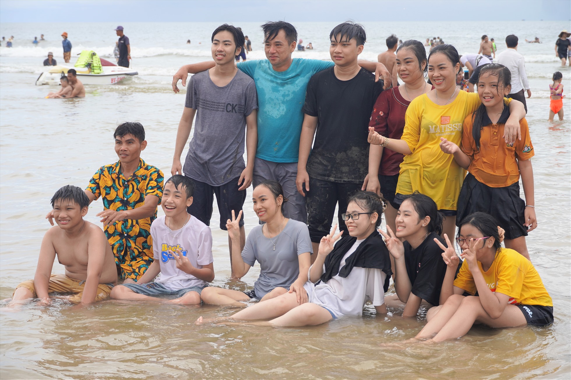 Ngày cuối cùng của kỳ nghỉ lễ, dù thời tiết không đẹp nhưng vẫn đông du khách tắm biển, vui chơi, chụp ảnh lưu niệm tại bãi tắm Bãi Sau TP.Vũng Tàu. Ảnh: T.A