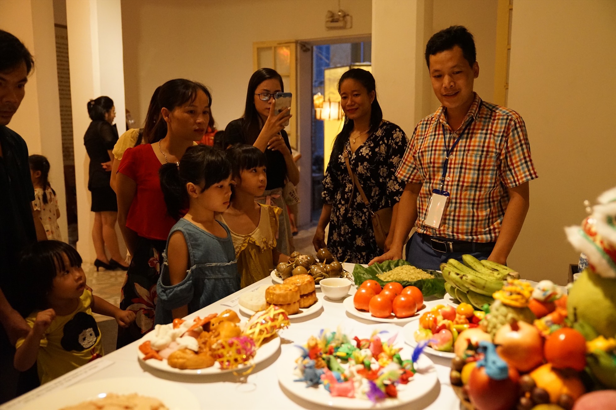 Các bạn thiếu nhi được bố mẹ dẫn đến tham quan, trải nghiệm.
