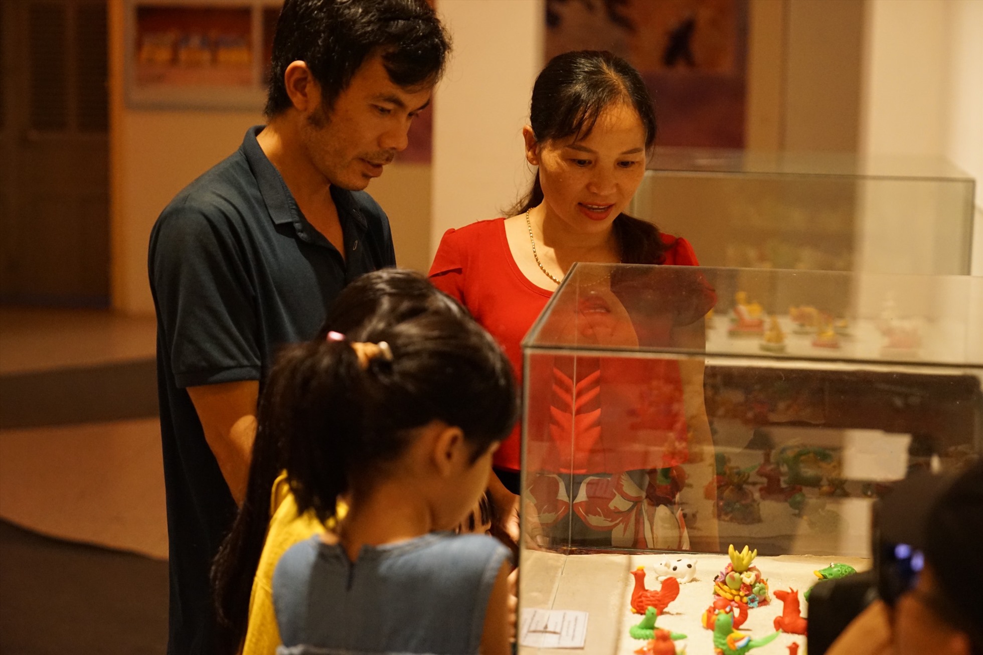 Các bạn thiếu nhi chăm chú nhìn những tò he sặc sỡ màu sắc.