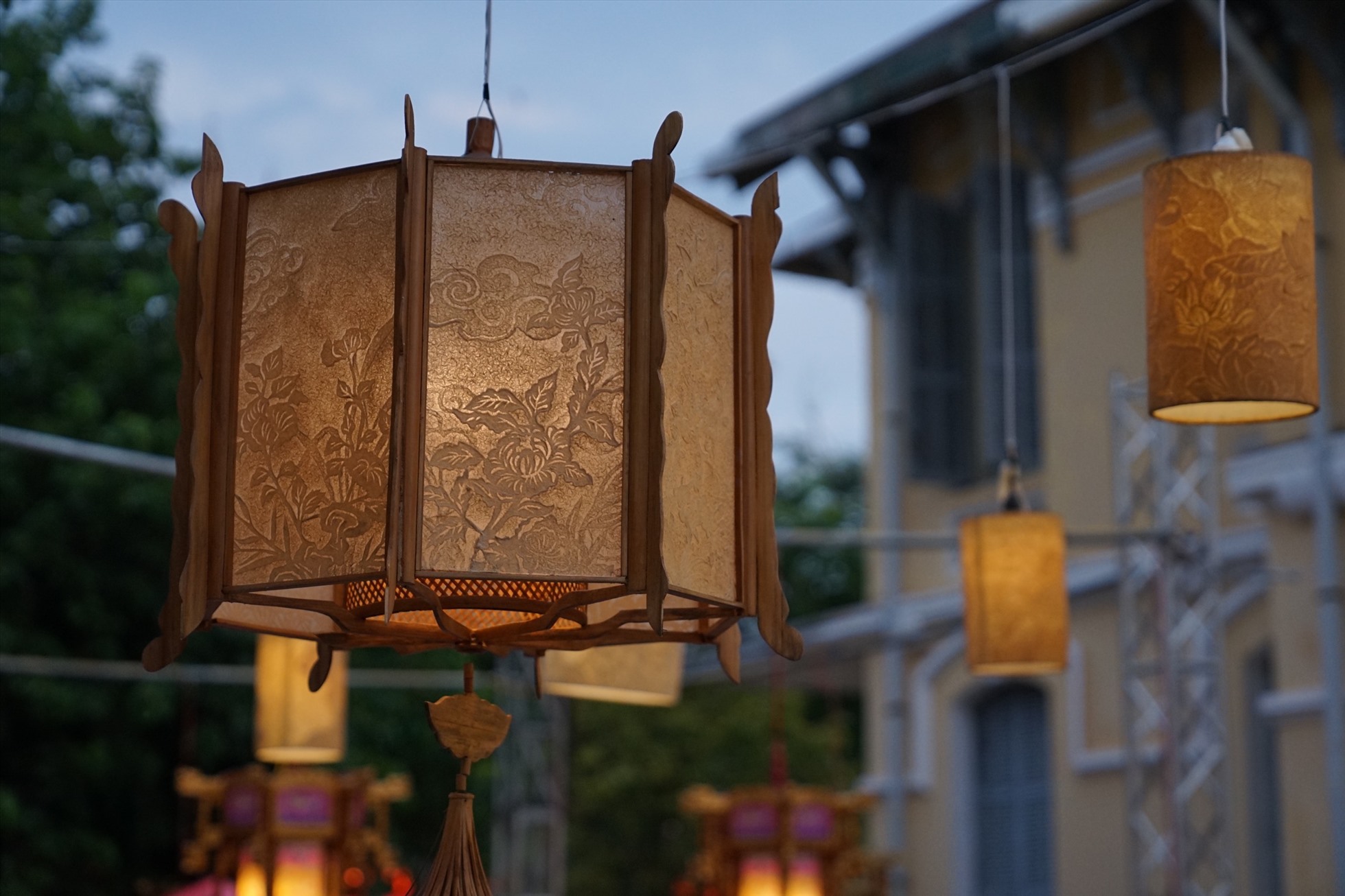 Đèn lồng khổng lồ được các nghệ nhân Trúc Chỉ thực hiện.