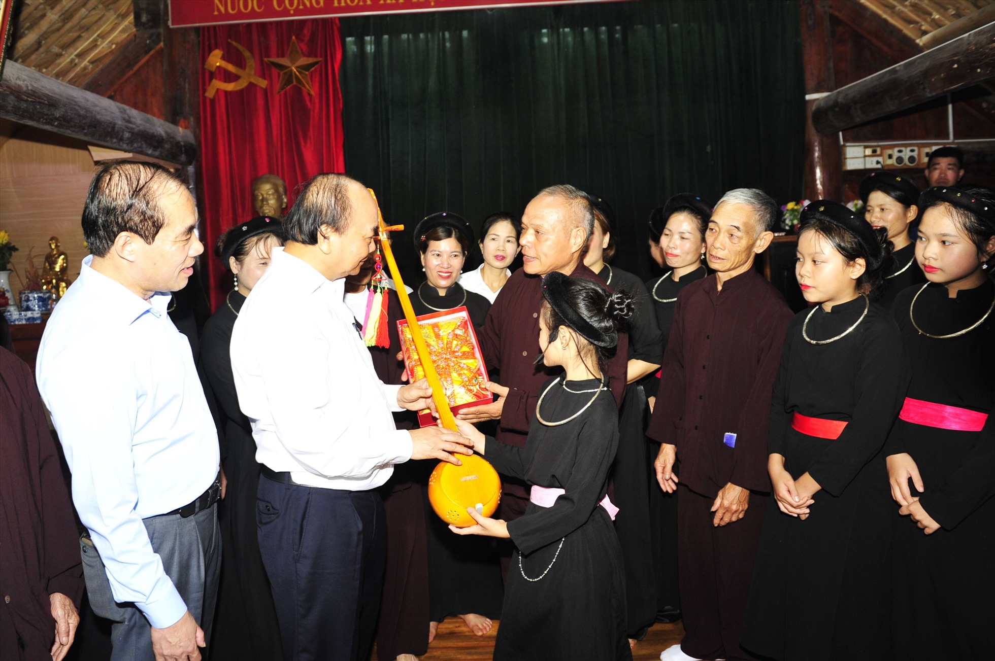 Chủ tịch nước Nguyễn Xuân Phúc  đã tới thăm Câu lạc bộ hát Then, đàn Tính thôn Tân Lập, xã Tân Trào.