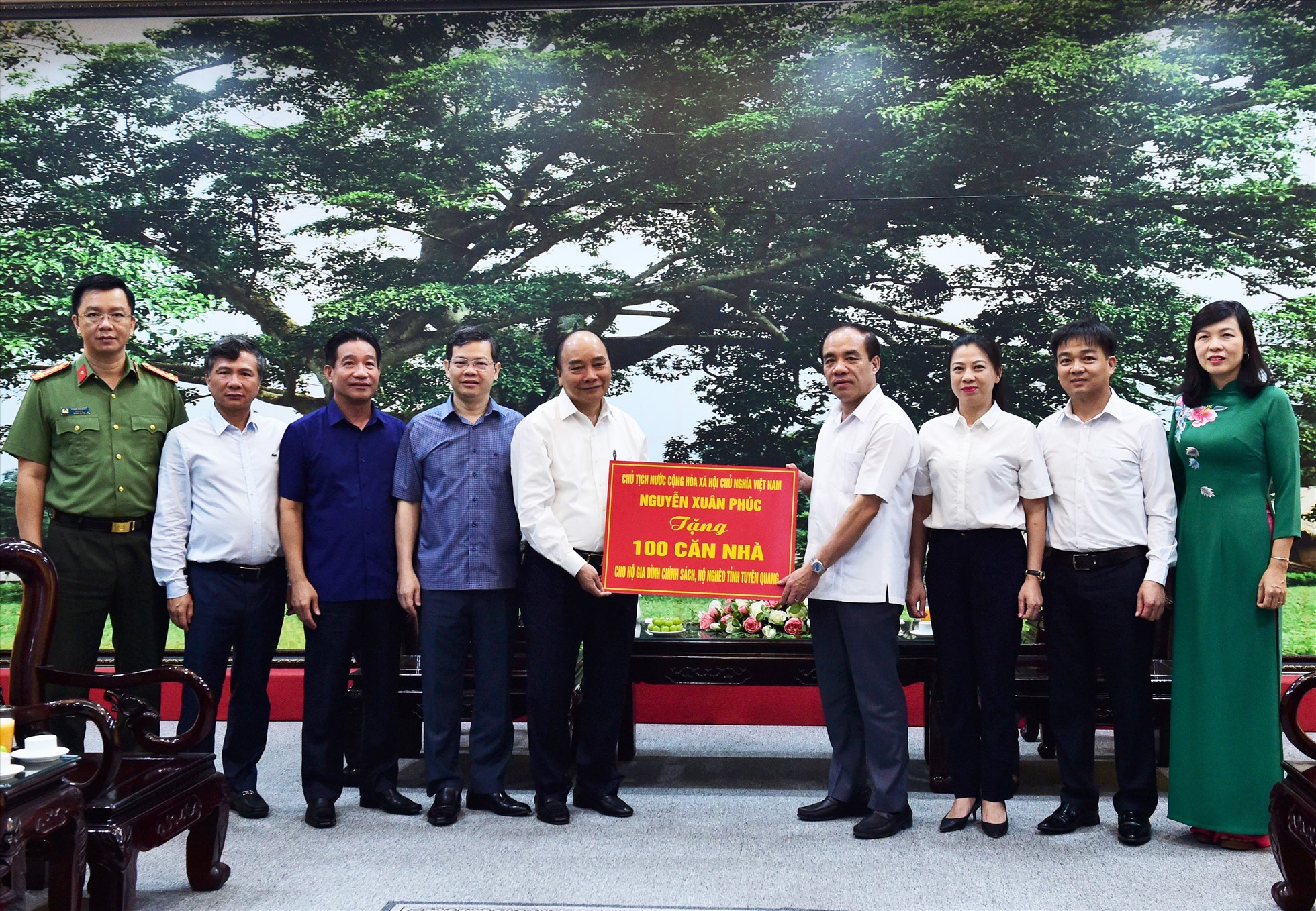 Chủ tịch nước Nguyễn Xuân Phúc tặng tỉnh Tuyên Quang 100 căn nhà cho gia đình chính sách, hộ nghèo của tỉnh Tuyên Quang.