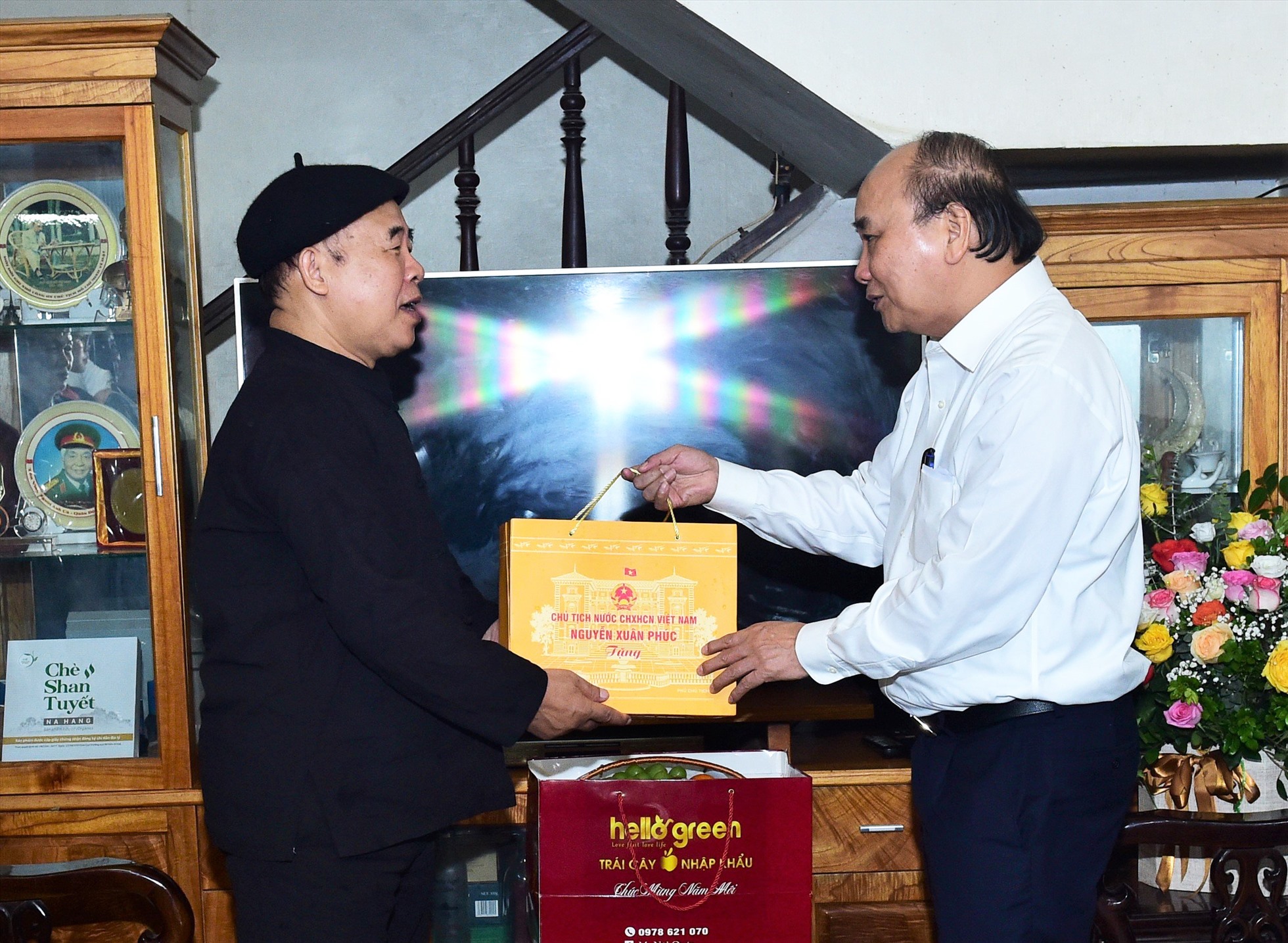 Trước đó, Chủ tịch nước đã tới thăm, tặng quà Nghệ nhân ưu tú Ma Văn Đức, 72 tuổi ở phường Tân Hà, thành phố Tuyên Quang.