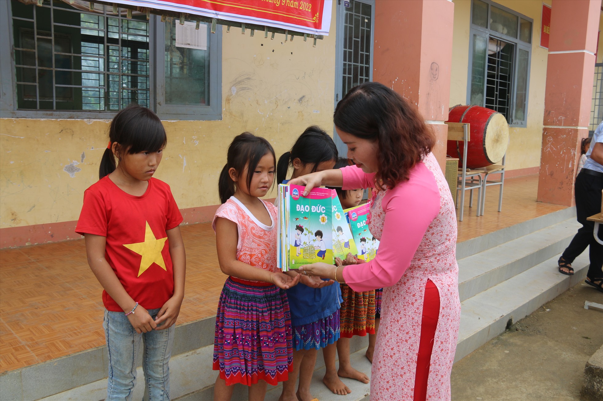 Lãnh đạo phòng Giáo dục - Đào tạo tặng sách vở cho các em có hoàn cảnh khó khăn.