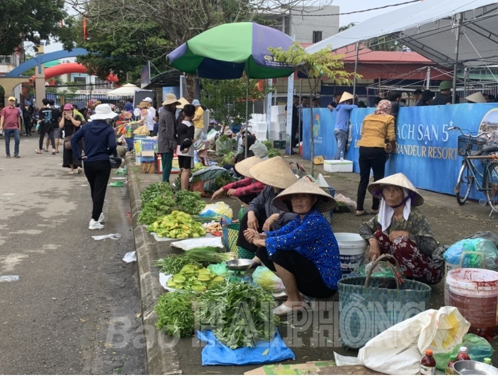 Sạp hàng rau củ, gia vị cũng được bày bán xung quanh cho người dân, du khách chọn lựa trước khi ra về. Ảnh: Báo Hải Phòng