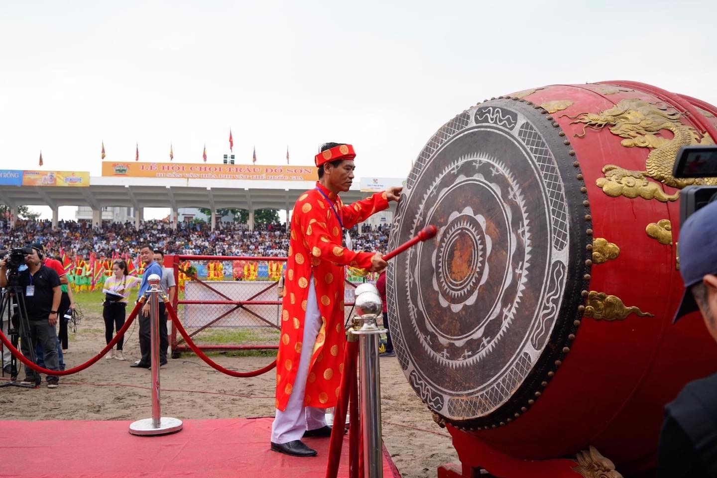 Ông Phạm Hoàng Tuấn, Phó chủ tịch UBND quận, Trưởng ban tổ chức lễ hội chọi trâu truyền thóng 2022 lên khởi trống khai hội.