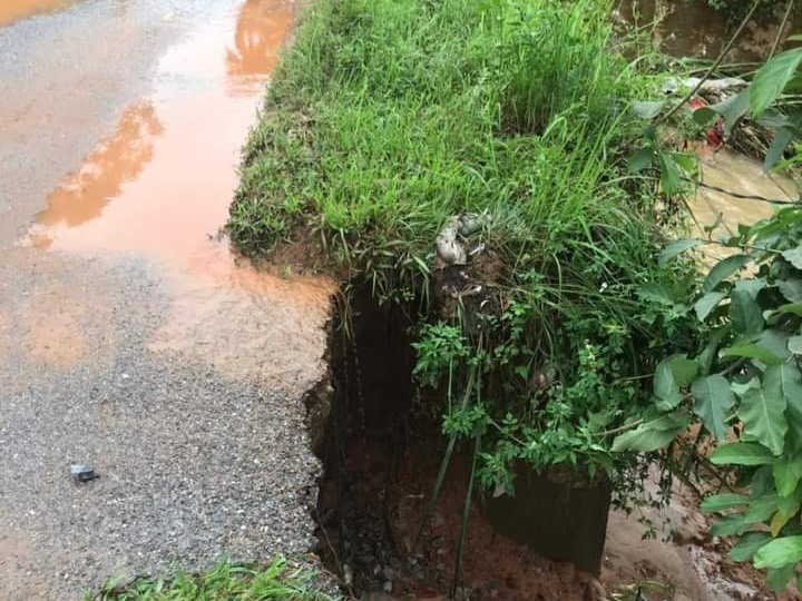 Tuyến đường liên thôn tại xã Tân Hợp, huyện Văn Yên bị hư hỏng do mưa lớn.
