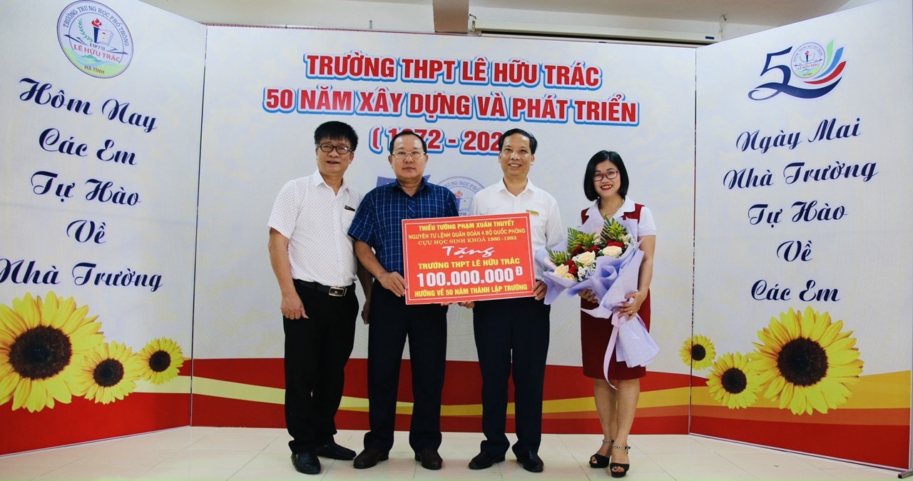 Thiếu tướng Phạm Xuân Thuyết tặng quà cho Trường THPT Lê Hữu Trác hướng tới chuẩn bị 50 năm ngày thành lập. Ảnh: Sỹ Thông