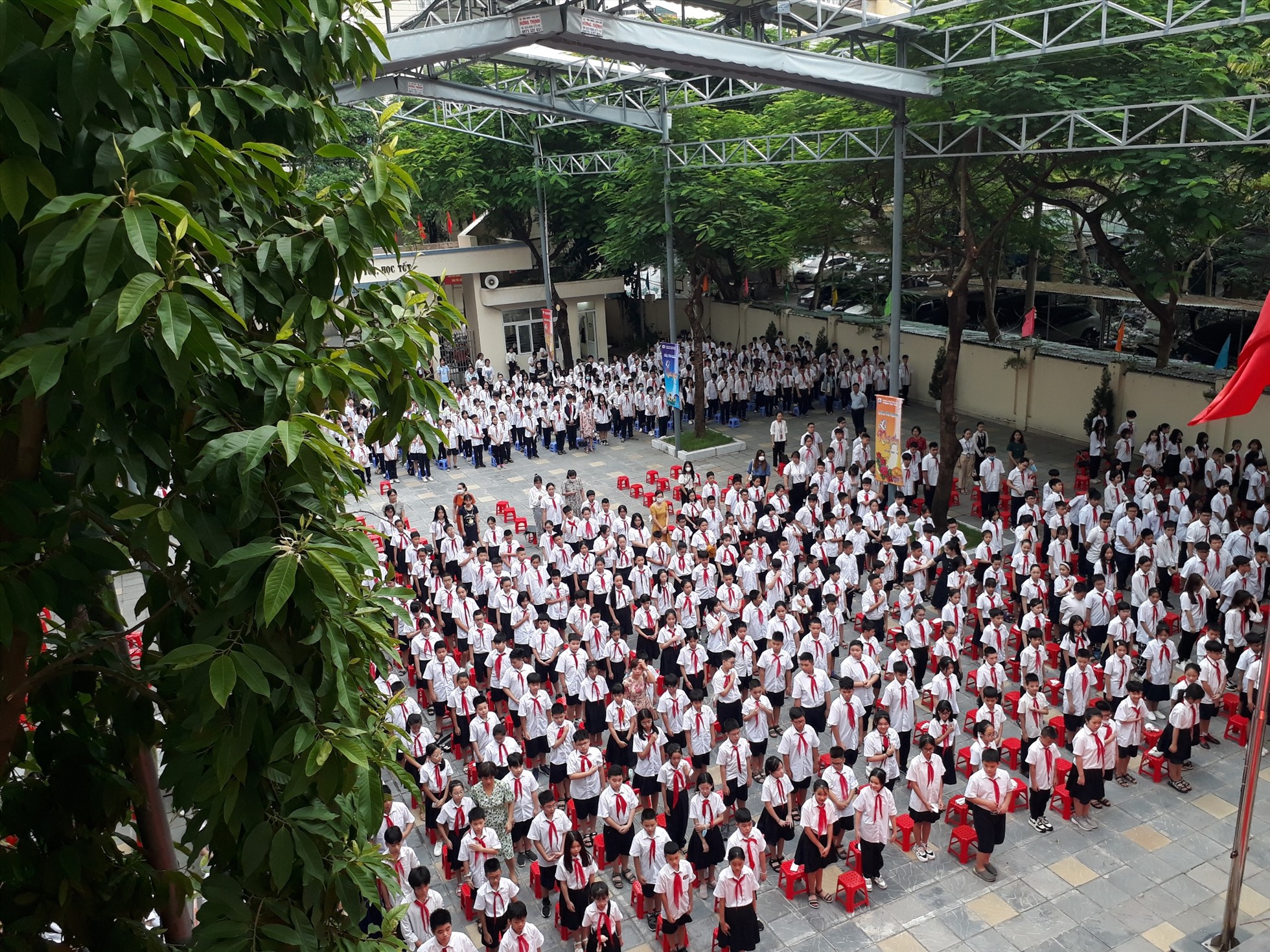 Ngày mai, 5/9, học sinh trên cả nước sẽ cùng đến trường để dự lễ khai giảng. Theo chỉ đạo của Bộ Giáo dục và Đào tạo, lễ khai giảng sẽ được tổ chức theo hướng gọn nhẹ, tạo không khí vui tươi, phấn khởi cho học sinh đầu năm học mới.