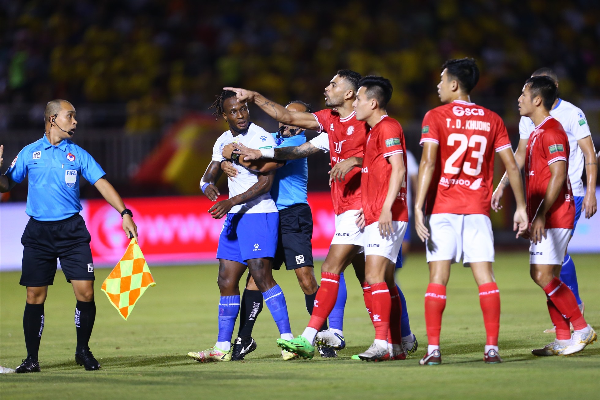 Đồng đội của Mansaray là Trần Trung Hiếu cũng lao vào “thua đủ” với các cầu thủ TPHCM. Trọng tài chính Vũ Nguyên Vũ phải ra sức can ngăn thì trận đấu mới có thể tiếp tục.