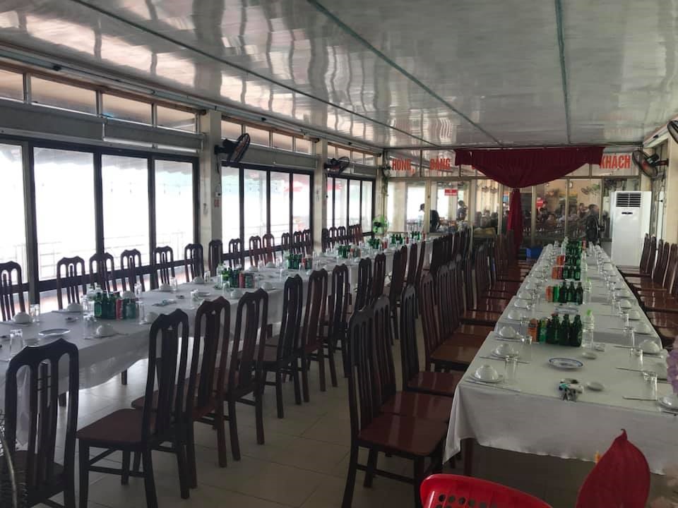 Không gian nhà hàng rộng rãi có thể chứa rất nhiều người.