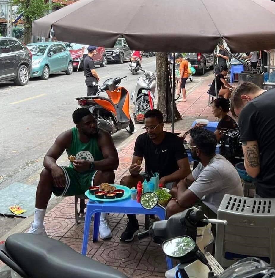 Patrice Evra ăn quán vỉa hè. Ảnh: Facebook Fan MU Vietnam