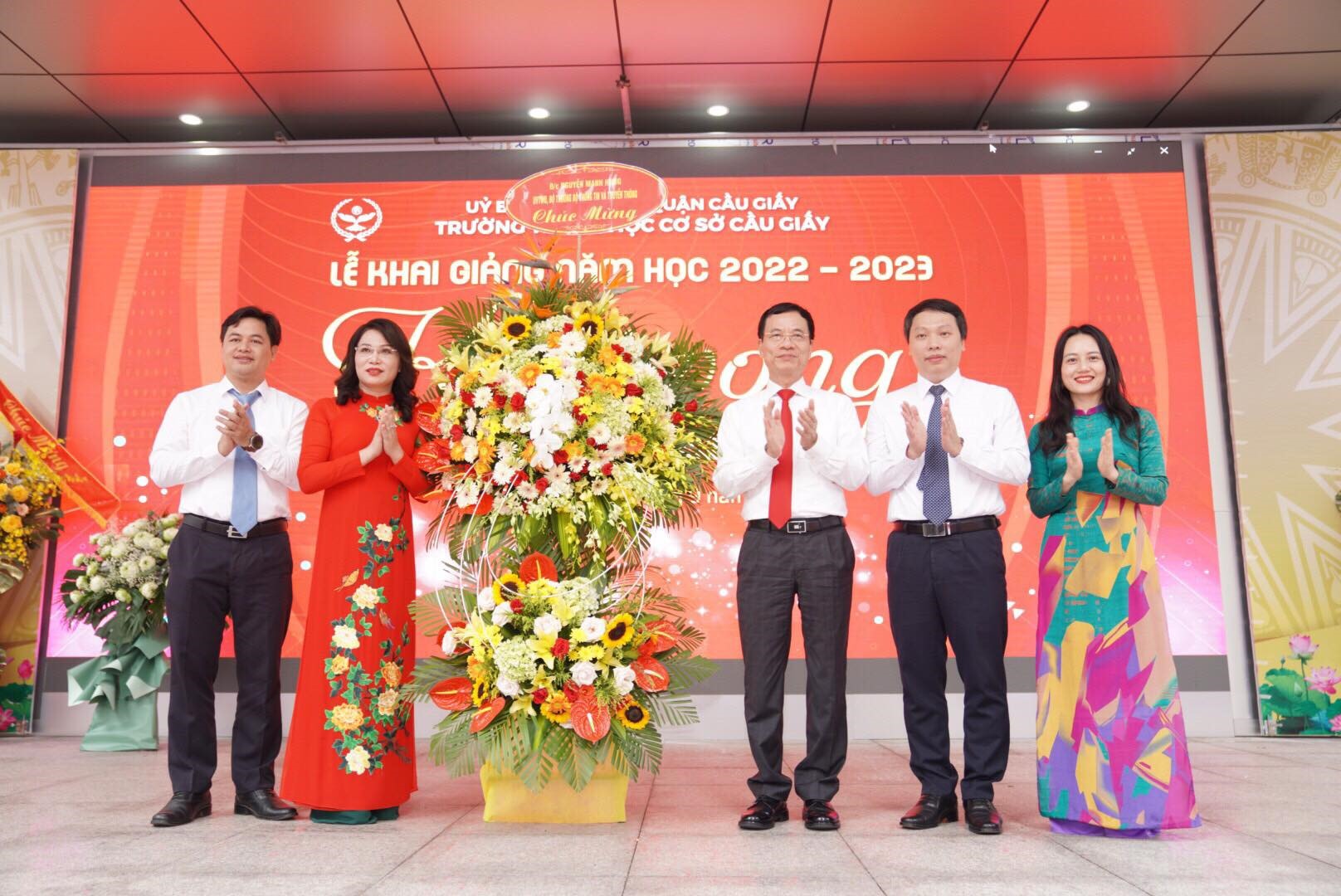 Bộ trưởng Bộ Thông tin và Truyền Thông Nguyễn Mạnh Hùng chúc mừng và dự lễ khai giảng năm học mới tại Trường THCS Cầu Giấy.