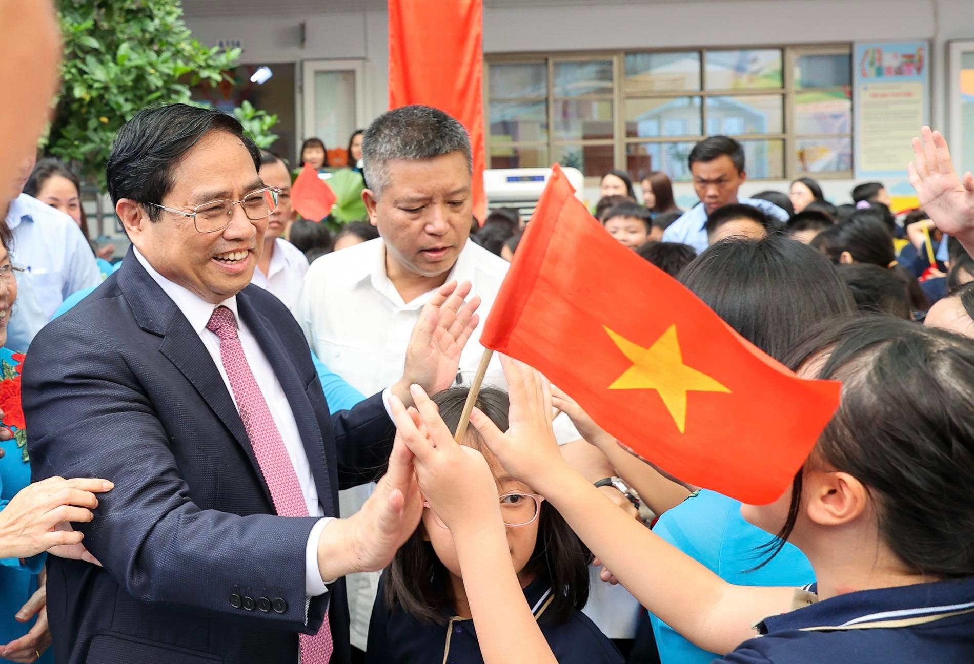Thủ tướng Phạm Minh Chính đến dự lễ khai giảng năm học 2022-2023 tại Trường Tiểu học Đoàn Thị Điểm, Hà Nội.