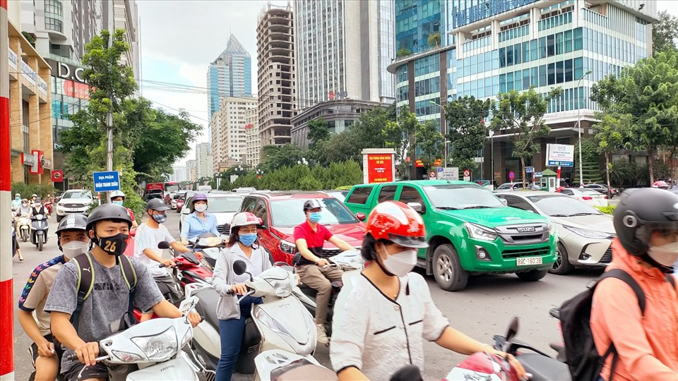 Còn tại đường Lê Văn Lương, tình  hình giao thông cũng không cải thiện hơn. Anh Lê Mạnh Hùng (28 tuổi, Hà Nội) chia sẻ ” Không nghĩ sau lễ giao thông sẽ nghiêm trọng đến như vậy. Có lễ phải khoảng 10 phút nữa tôi mới qua khỏi đoạn đường này.”