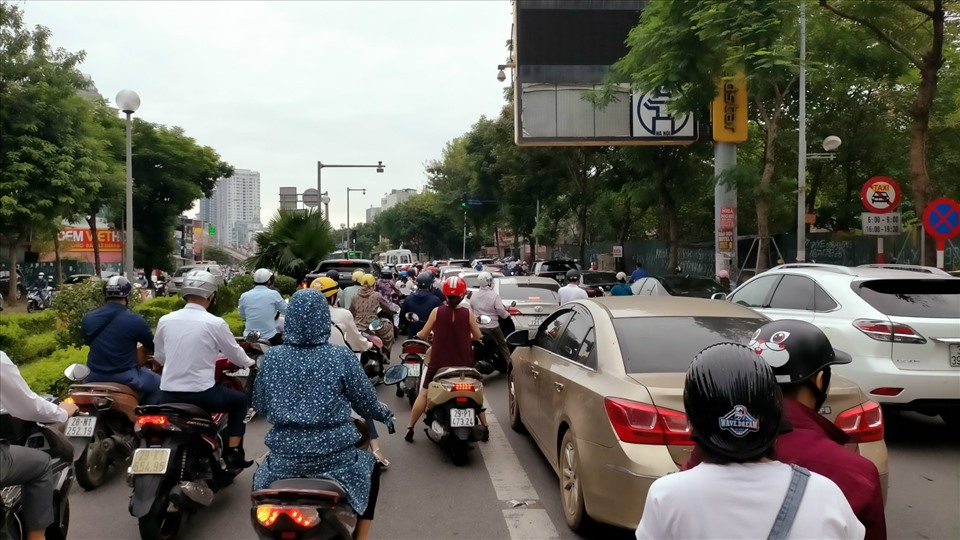 Còn tại đường Lê Văn Lương, tình  hình giao thông cũng không cải thiện hơn. Anh Lê Mạnh Hùng (28 tuổi, Hà Nội) chia sẻ ” Không nghĩ sau lễ giao thông sẽ nghiêm trọng đến như vậy. Có lễ phải khoảng 10 phút nữa tôi mới qua khỏi đoạn đường này.”