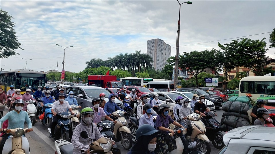 Ngoài các cổng trường, tình trạng giao thông cũng không kém tắc khi nhiều bậc phụ huynh đưa con đến trường dự lễ khai giảng. Ảnh: Minh Hà