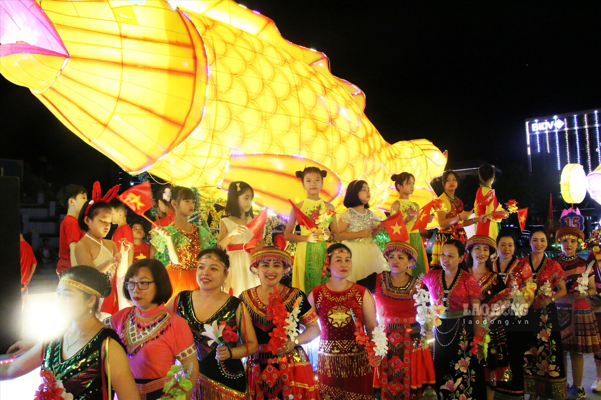 Đón trung thu bằng những mô hình đèn khổng lồ đã trở thành truyền thống của người dân Tuyên Quang. Từ người già đến người trẻ đều háo hức, hân hoan và chọn những bộ trang phục truyền thống để mặc trong đêm hội.