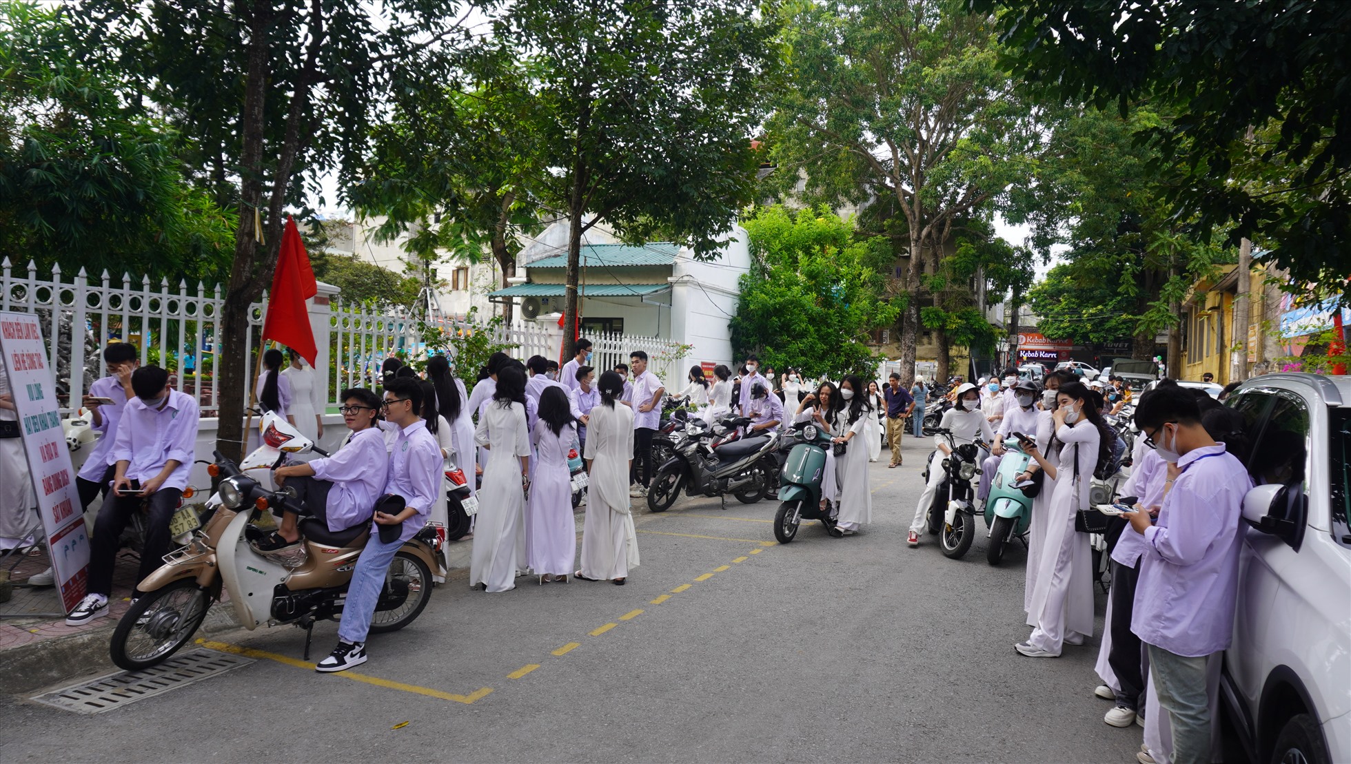 Được biết, sau một thời gian đứng chờ, một thầy giáo trong trường đã ra khu vực cổng và yêu cầu các em học sinh ra về, không tụ tập trước công trường. Ảnh: Q.D