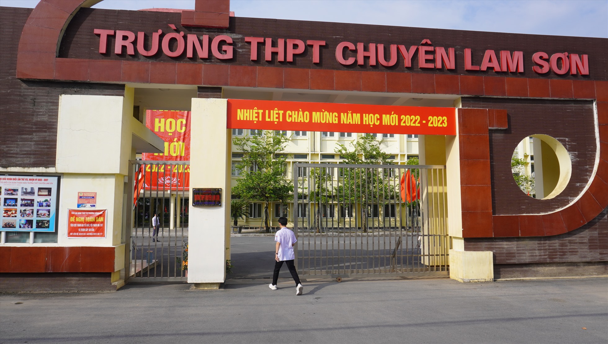 Được biết, trái ngược với Trường THPT Tô Hiến Thành, khi cách đó không xa, Trường THPT Chuyên Lam Sơn không hề đóng cửa trường trong sáng ngày khai giảng. Ảnh: Q.D