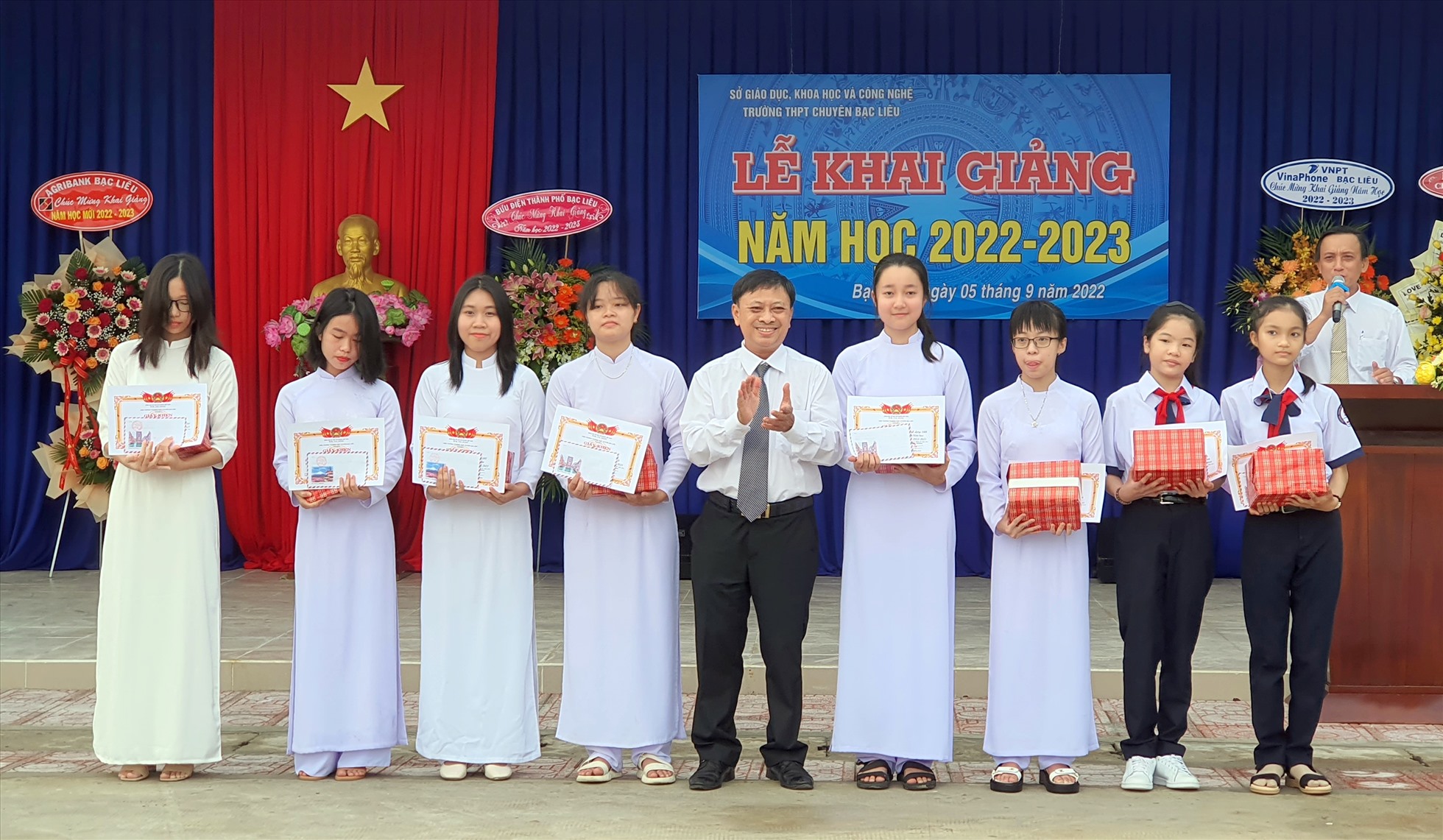 Ông Dương Hồng Tân, Phó Giám đốc Sở Giáo dục, Khoa học và Công nghệ tỉnh Bạc Liêu tặng quà cho học sinh thủ khoa đầu cấp tuyển sinh vào Tường Chuyên Bạc Liêu. Ảnh: Nhật Hồ