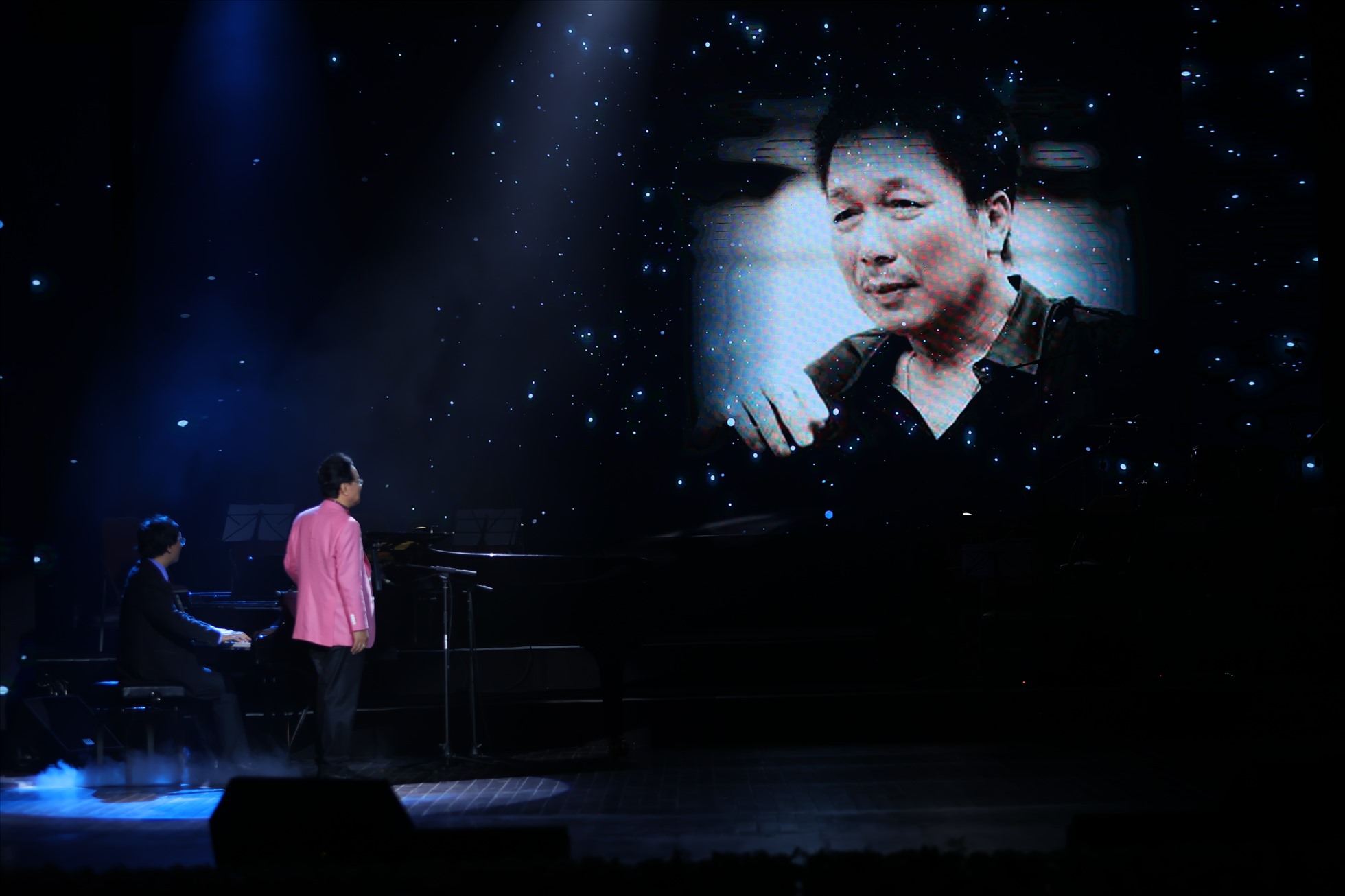Nhà thơ Hồng Thanh Quang dành một ít phút tưởng nhớ người bạn thân thiết - nhạc sĩ Phú Quang. Ảnh: Hòa Nguyễn