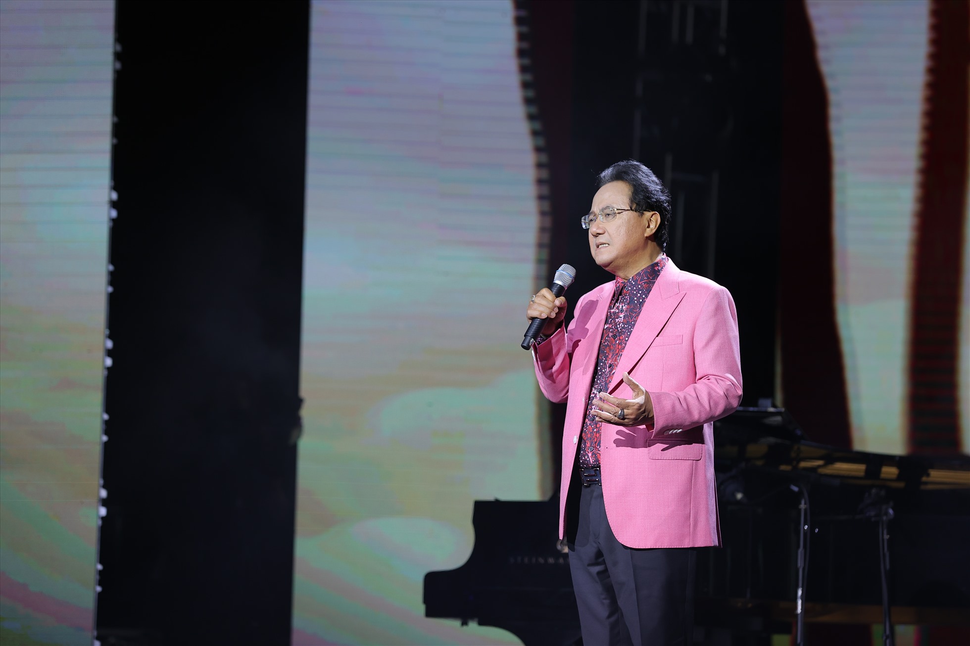 Trong đêm nhạc thơ nhạc, thi sĩ Hồng Thanh Quang có những chia sẻ thật lòng với khán giả Thủ đô. Ảnh: Hòa Nguyễn