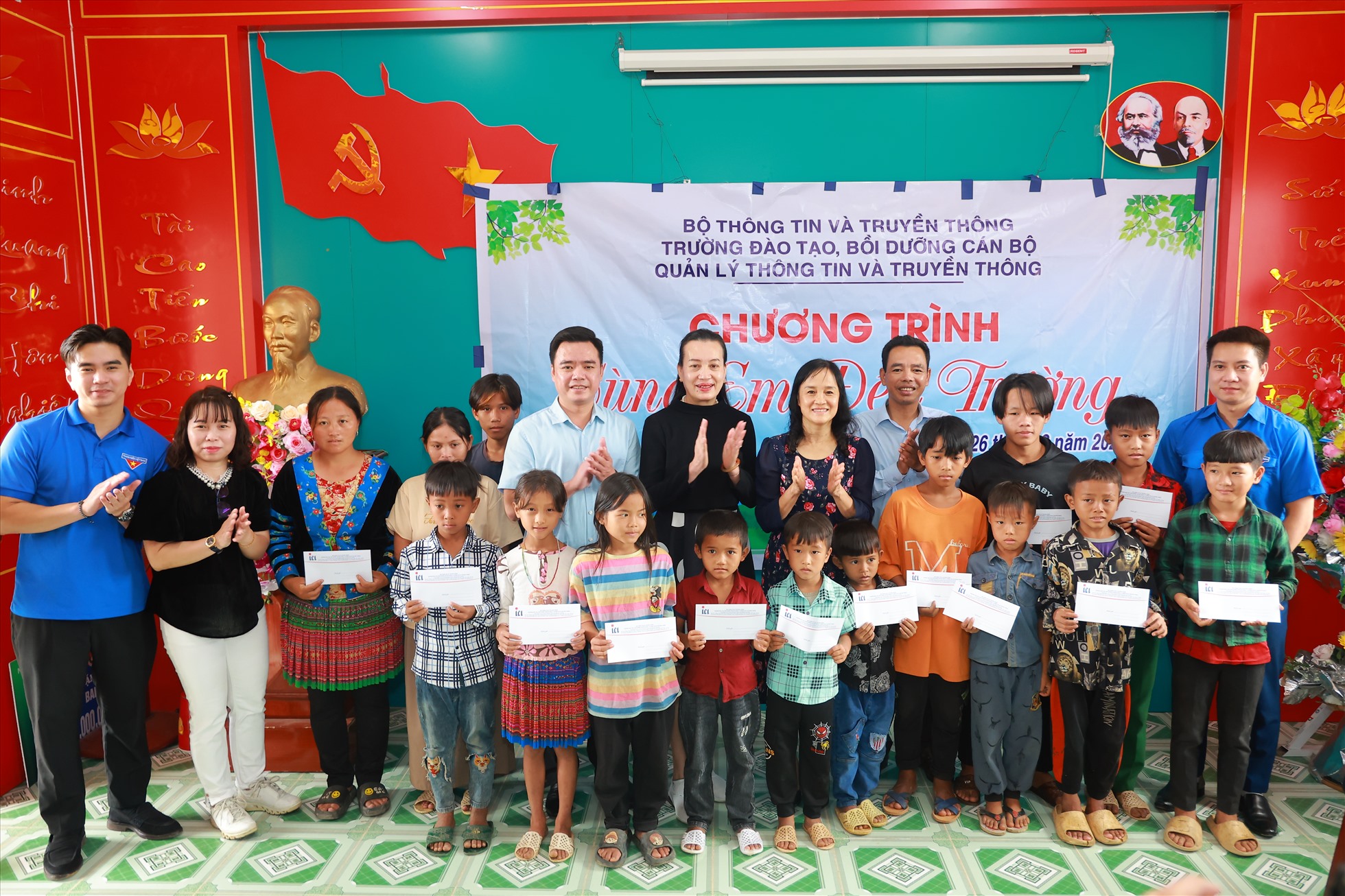 Đại diện Trường đào tạo, Vinamilk và các học viên lớp tập huấn cùng đến thăm, tặng quà cho các em nhỏ có hoàn cảnh khó khăn, học tập tốt tại xã Trung Chải, huyện Nậm Nhùn, tỉnh Lai Châu.