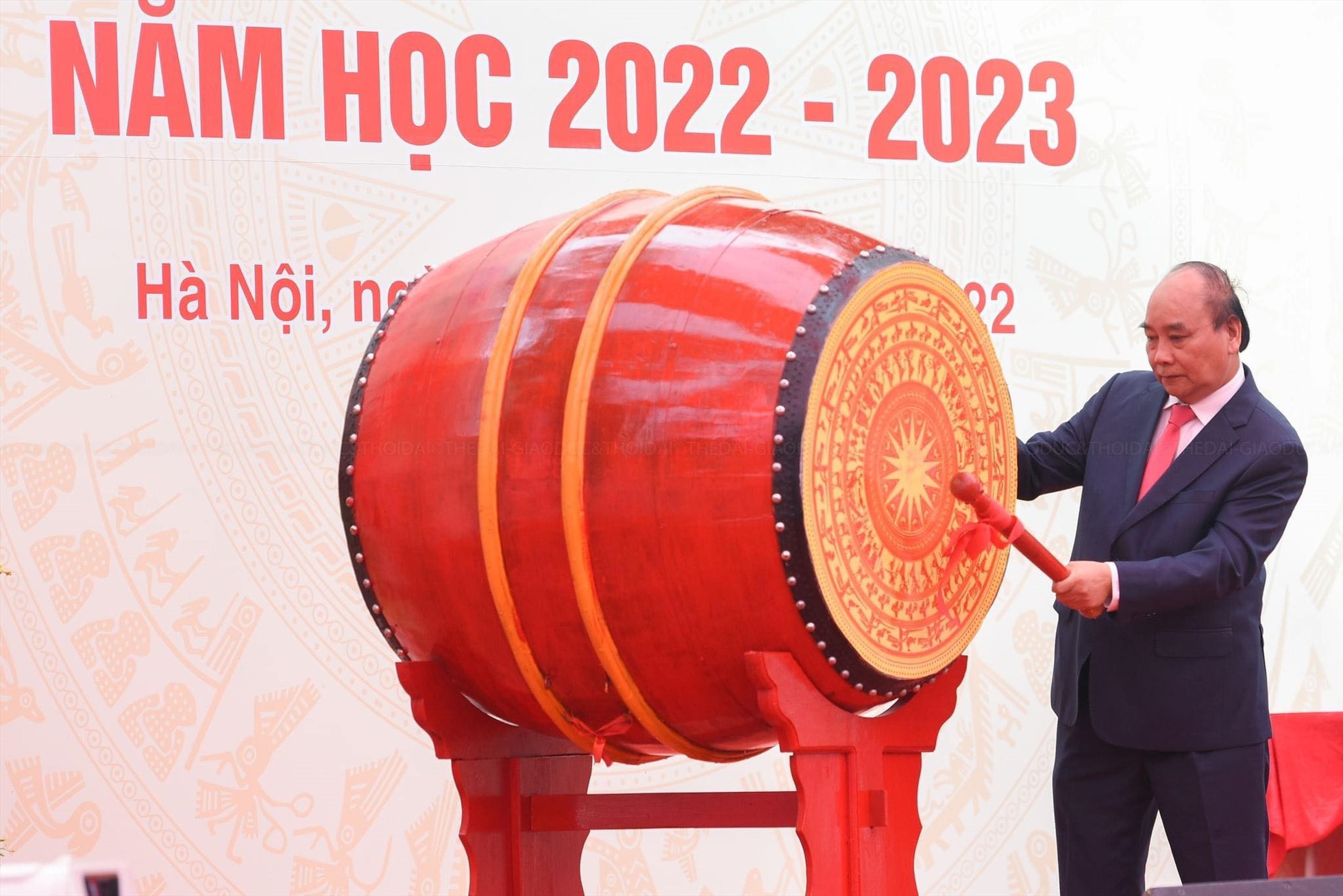 Chủ tịch nước Nguyễn Xuân Phúc đánh trống khai giảng năm học 2022-2023 của Trường Trung học Phổ thông Chuyên Khoa học Tự nhiên