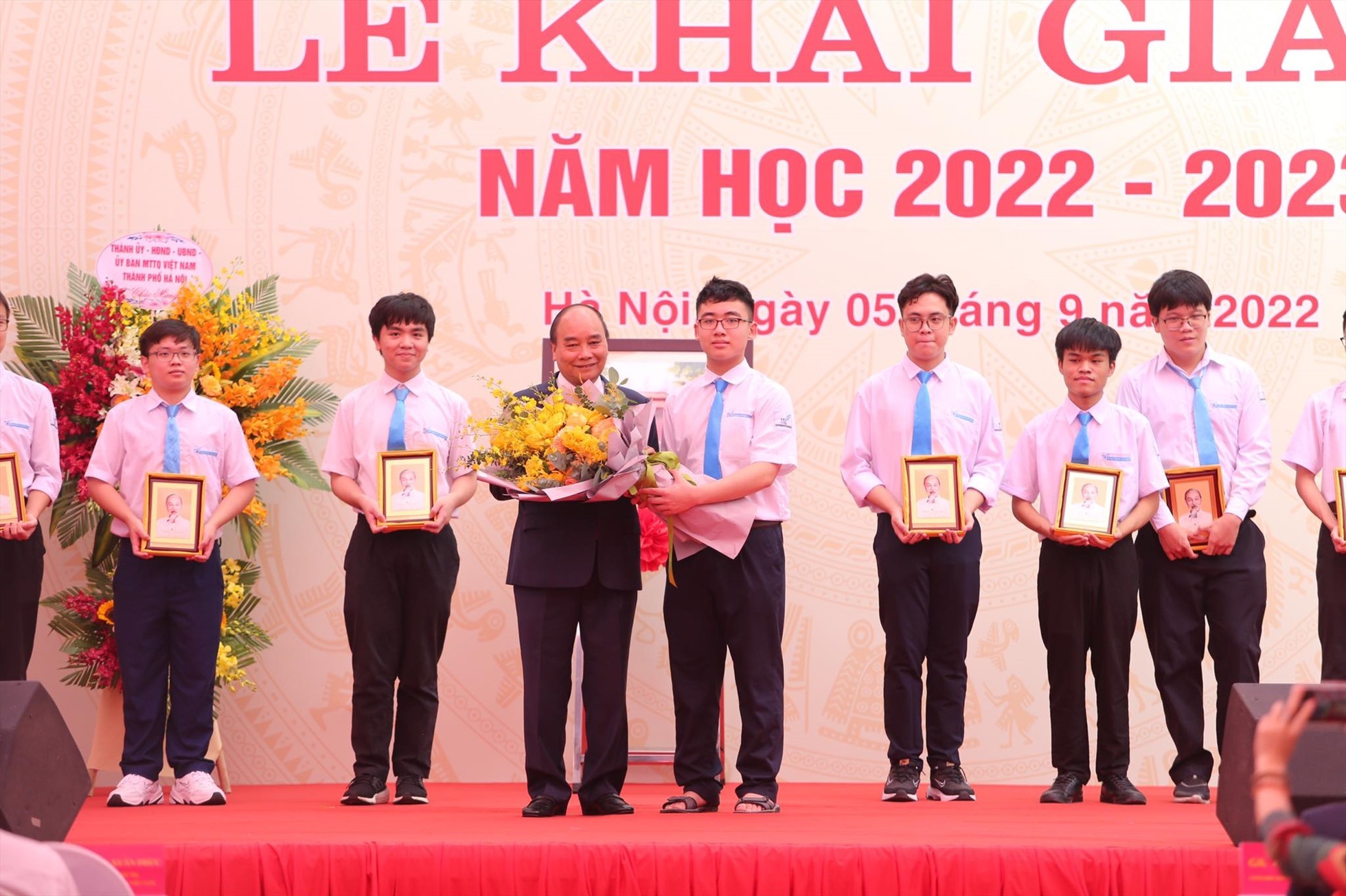 Chủ tịch nước Nguyễn Xuân Phúc tặng quà cho các em học sinh trường THPT Chuyên Khoa học Tự nhiên đạt thành tích xuất sắc trong các cuộc thi Olympic quốc tế.