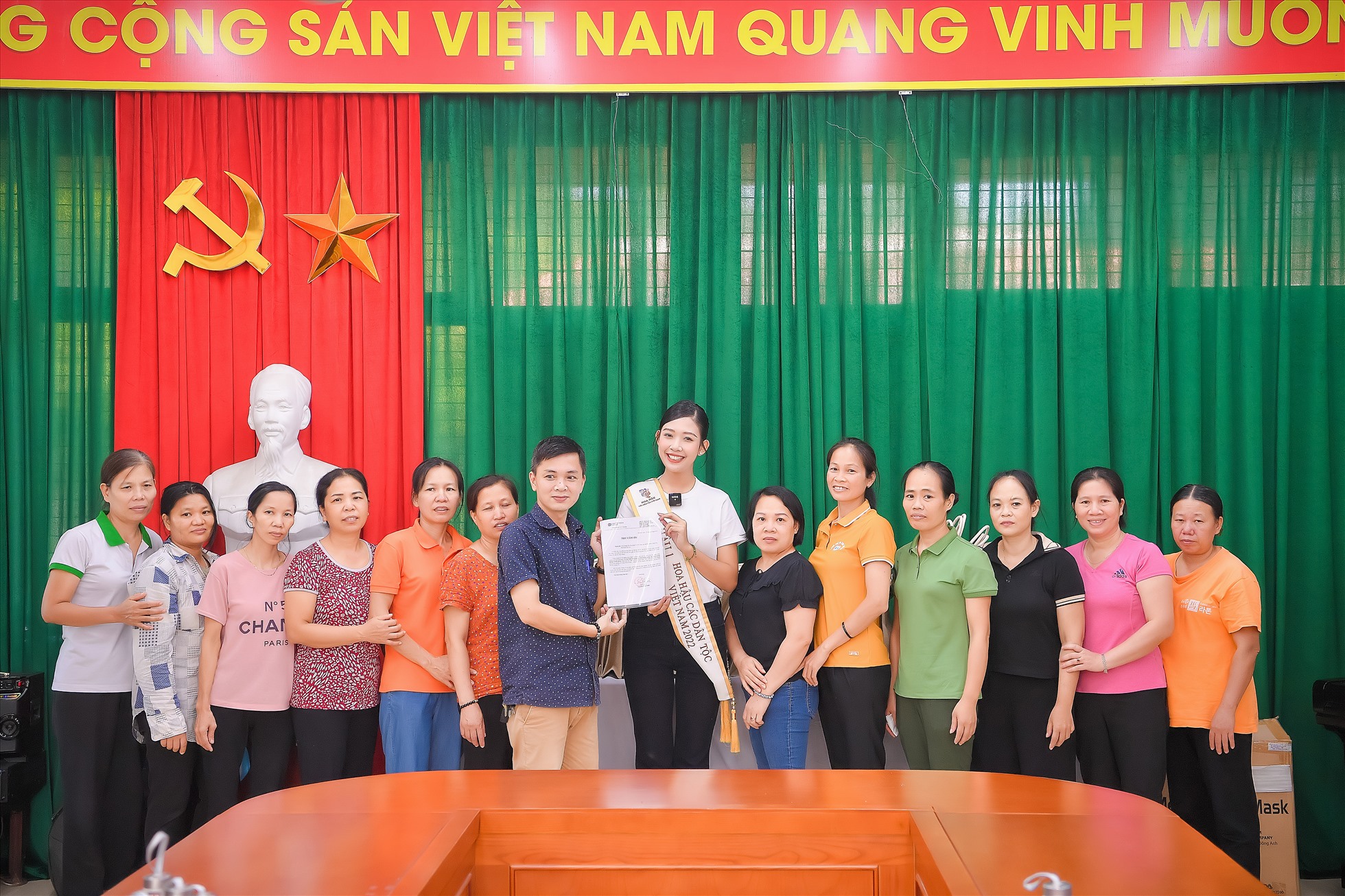 Trong chuyến thăm Làng trẻ em SOS Hà Nội, Á hậu Hoa Đan đã gặp gỡ và trao tặng các dụng cụ học tập, bánh Trung thu và một phần kinh phí vào Quỹ khuyến học hỗ trợ các em tại làng. Ảnh: NSCC.