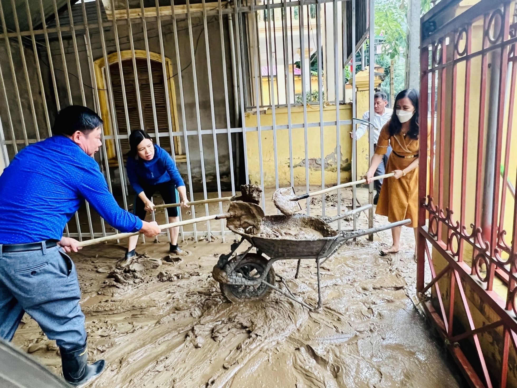 Lực lượng cán bộ huyện Kỳ Sơn tự nguyện giúp nhân dân khắc phục hậu quả mưa lũ. Ảnh: QĐ