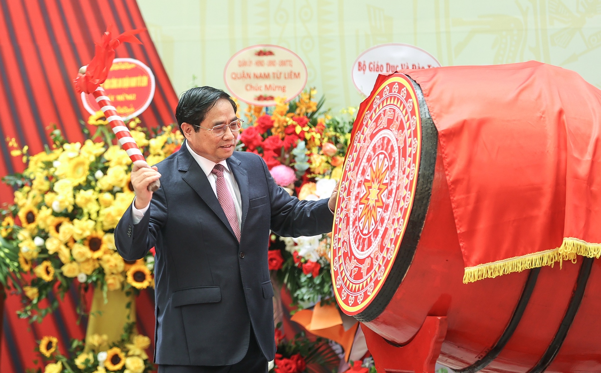 Thủ tướng Phạm Minh Chính đánh trống khai giảng năm học mới. Ảnh: Nhật Bắc