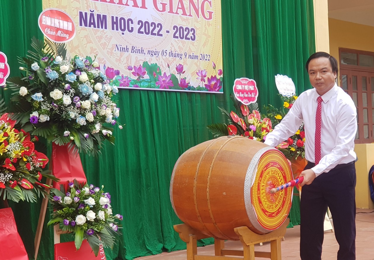 Thầy Ninh Quang Hải, Hiệu trưởng nhà trường đánh trống khai giảng năm học mới. Ảnh: NT