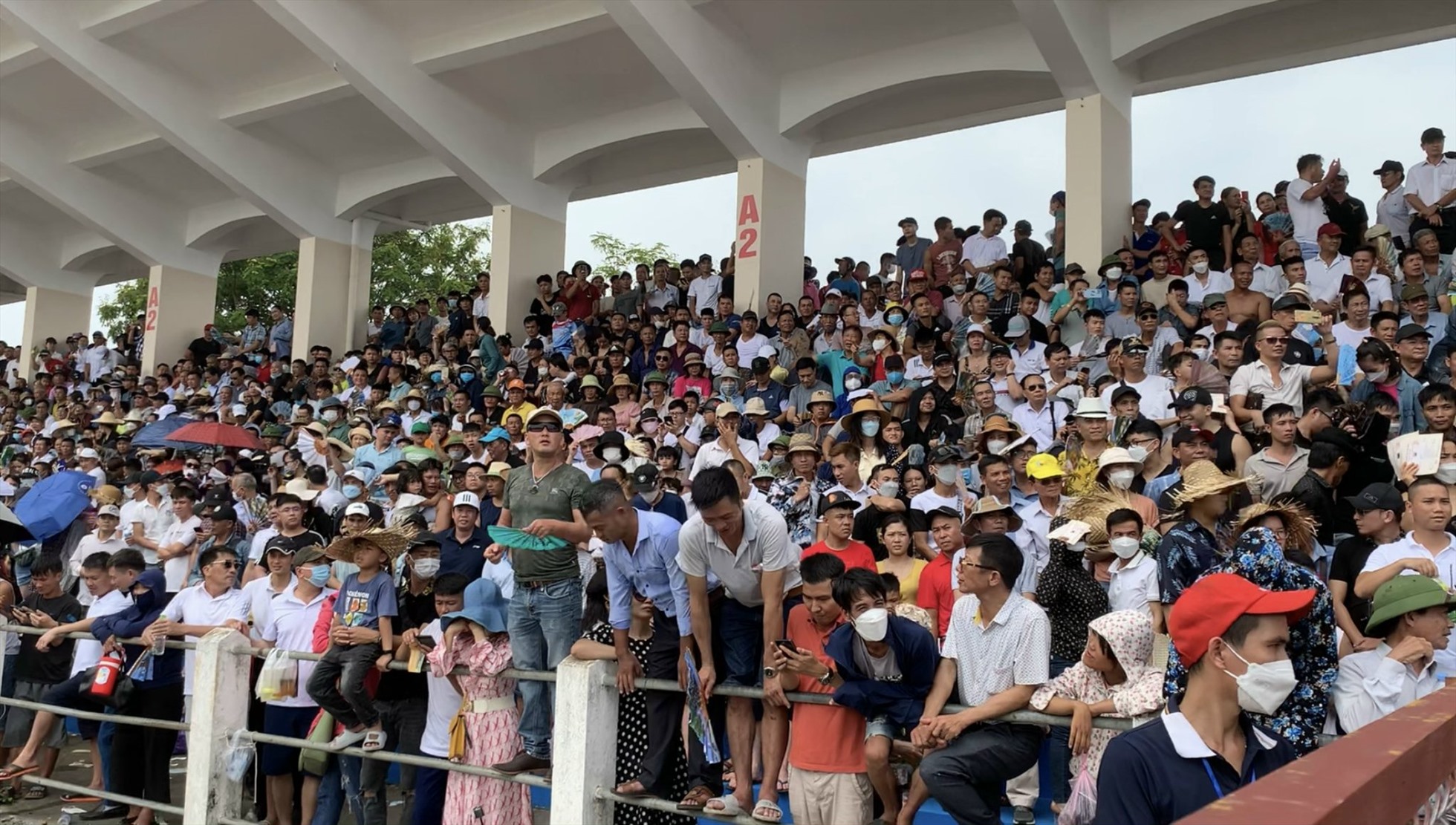 Du khách ngồi kín các khu vực khán đài Lễ hội Chọi trâu Đồ Sơn (Hải Phòng). Ảnh: Lương Hà.