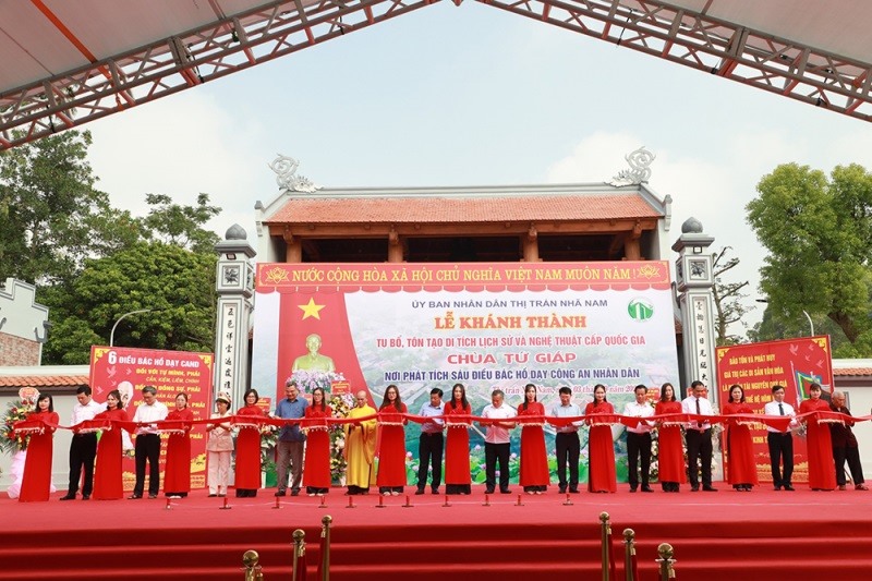Thứ trưởng Nguyễn Văn Long và các đại biểu cắt băng khánh thành. Ảnh: BCA