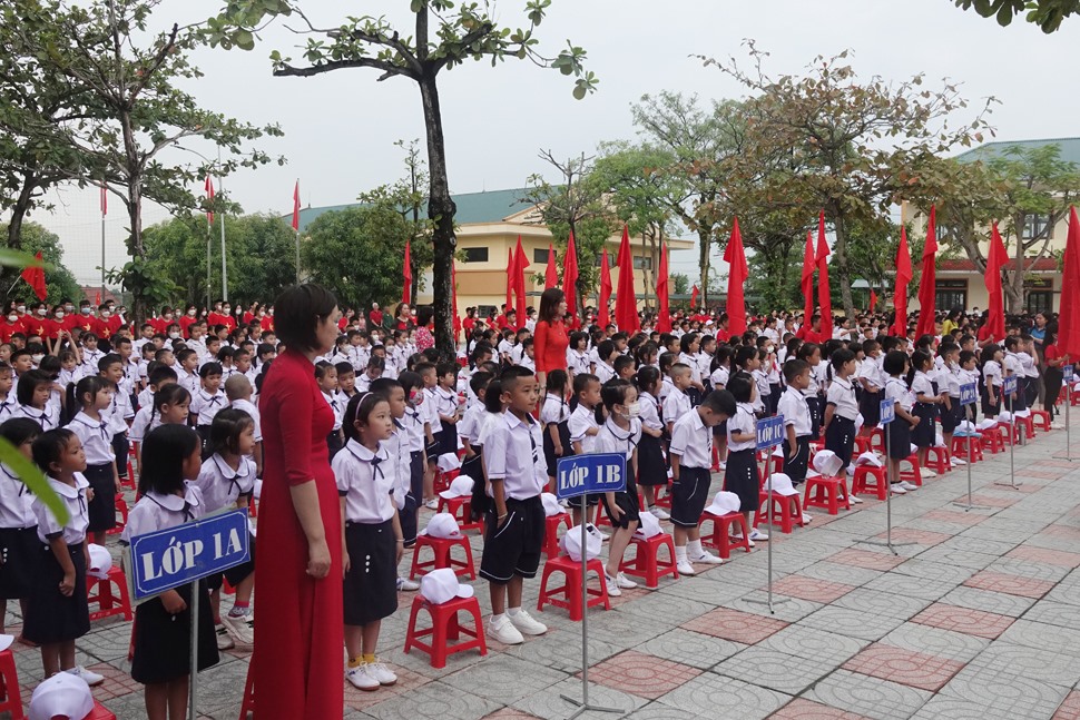 Các em học sinh Trường Tiểu học và THCS Đậu Liêu dự lễ khai giảng năm học mới 2022 - 2023. Ảnh: Trần Tuấn.