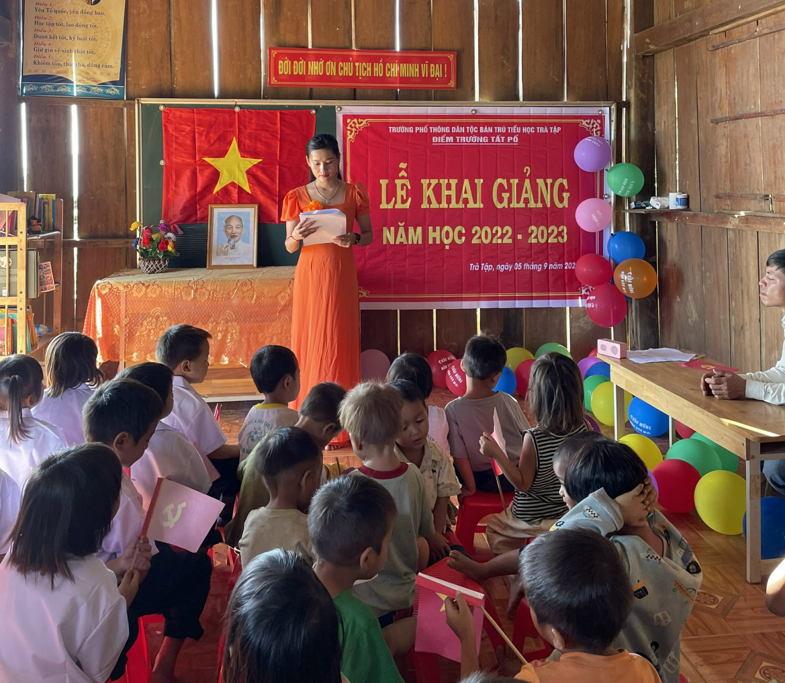 Cô giáo Trà Thị Thu đọc thư chúc mừng khai giảng năm học mới của lãnh đạo Đảng, Nhà nước cho học sinh nghe.