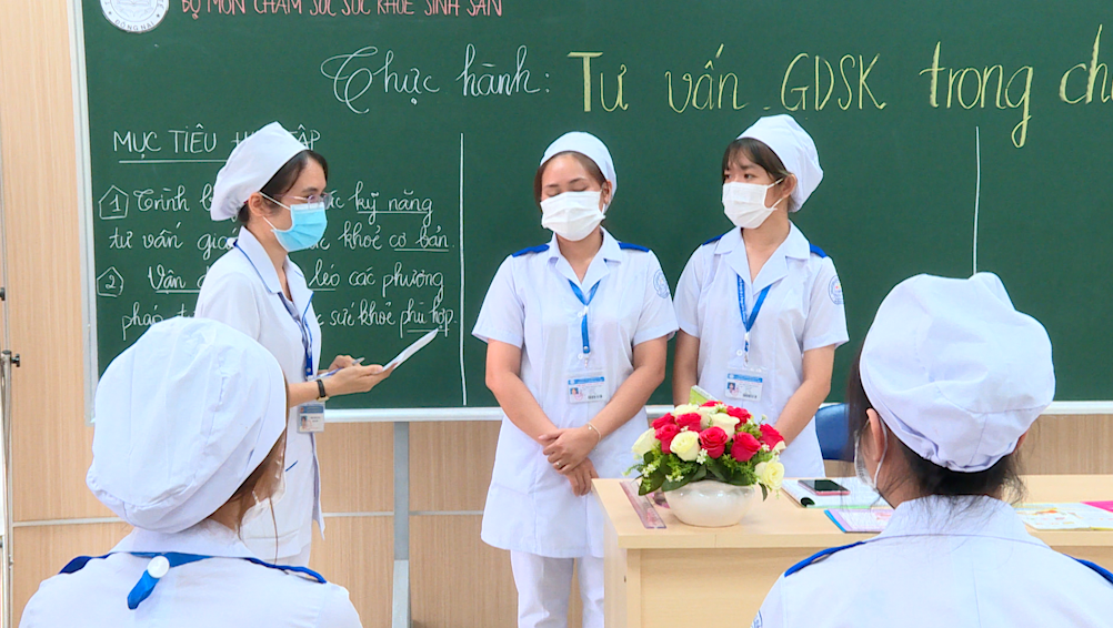 Số lượng học sinh theo học ngành nữ hộ sinh tại trường Cao đẳng y tế Đồng Nai chỉ đếm trên đầu ngón tay. Ảnh: Hà Anh Chiến