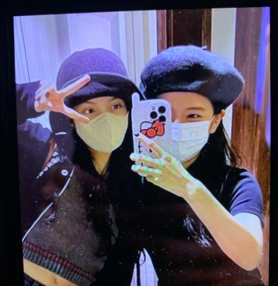 Ảnh selfie của Jisoo và Lisa chụp tại Nhật Bản cũng bị tung lên mạng. Ảnh: CMH
