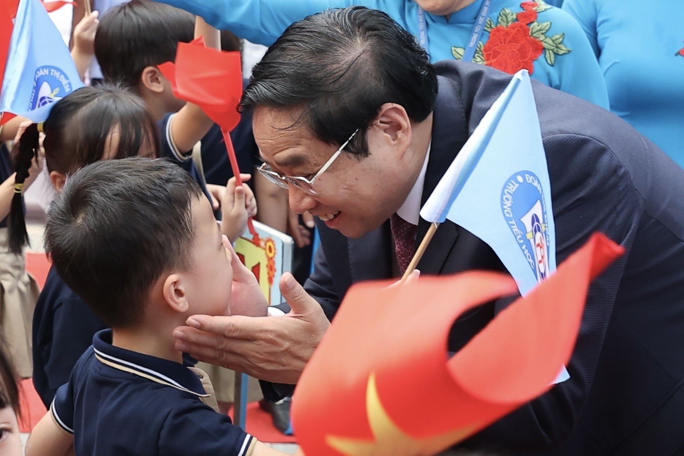 Thủ tướng hòa chung niềm vui ngày khai giảng với các em học sinh - Ảnh: VGP/Nhật Bắc