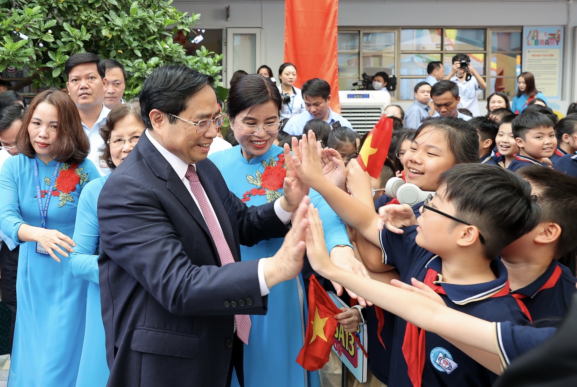 Các em học sinh Lớp 1 đón chào Thủ tướng và các đại biểu tới dự Lễ Khai giảng năm học mới