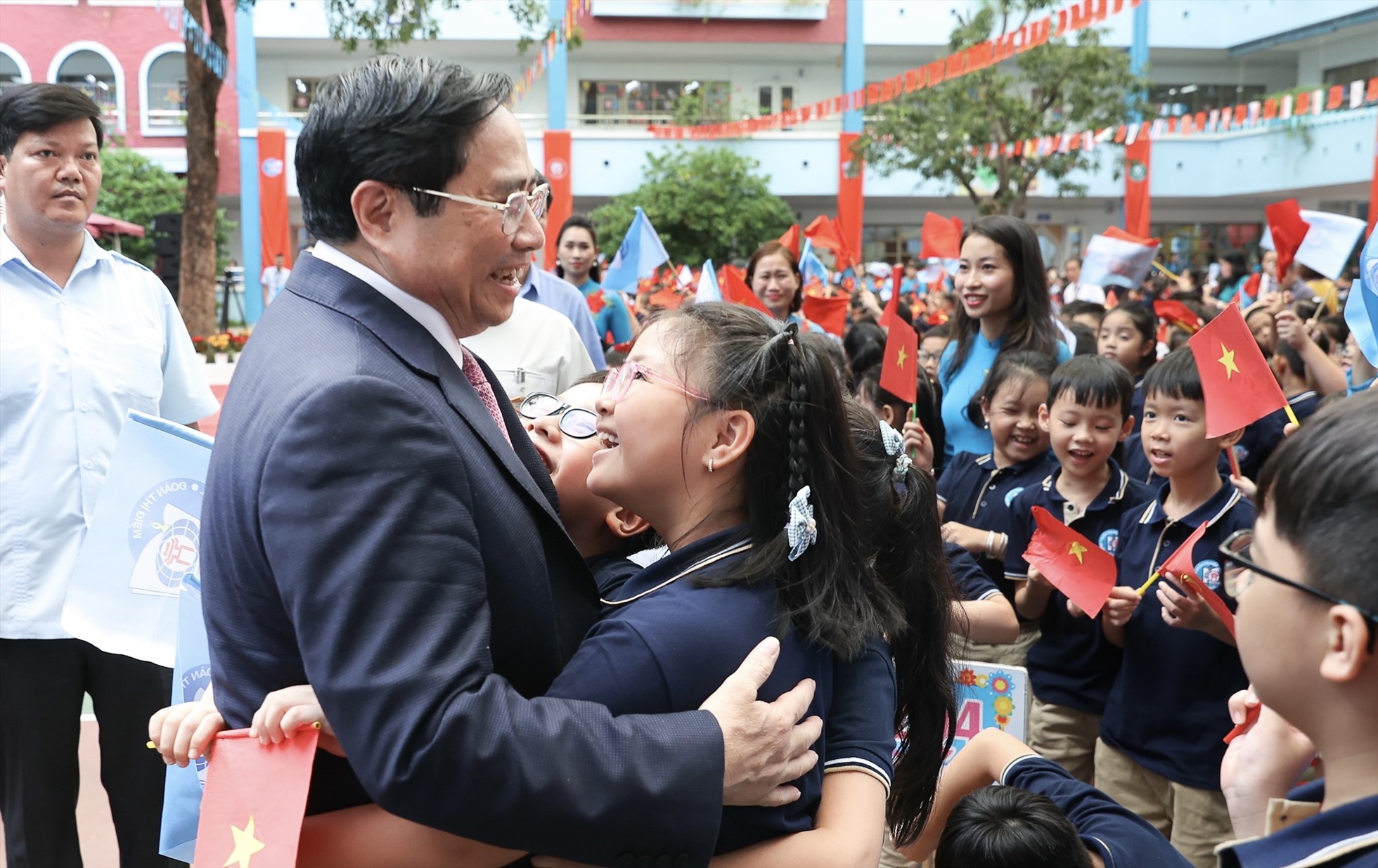 Thủ tướng hòa chung niềm vui ngày khai giảng với các em học sinh - Ảnh: VGP/Nhật Bắc