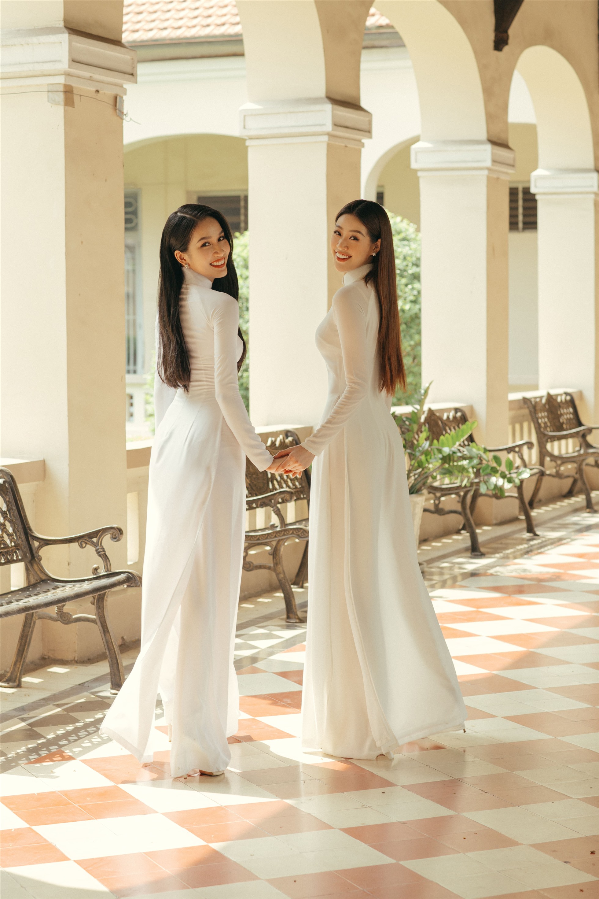 Trong tà áo dài trắng, Hoa hậu Khánh Vân và Á hậu Phương Anh trở lại là những cô học sinh, dạo bước trên sân trường. Ảnh: Hoàng Thảo.