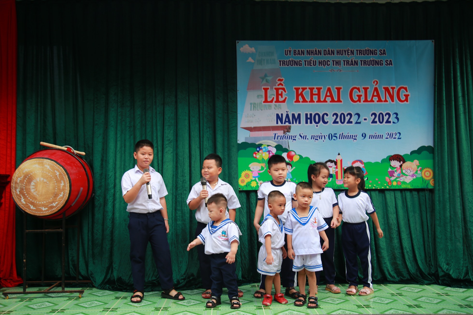Các em học sinh ở Trường Tiểu học Thị trấn Trường Sa biểu diễn tiết mục văn nghệ chào năm học mới. Ảnh: N.N