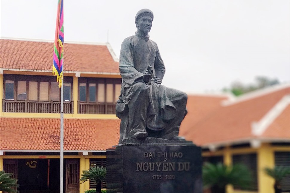 Tượng Nguyễn Du ở Khu lưu niệm Nguyễn Du. Ảnh: QĐ.