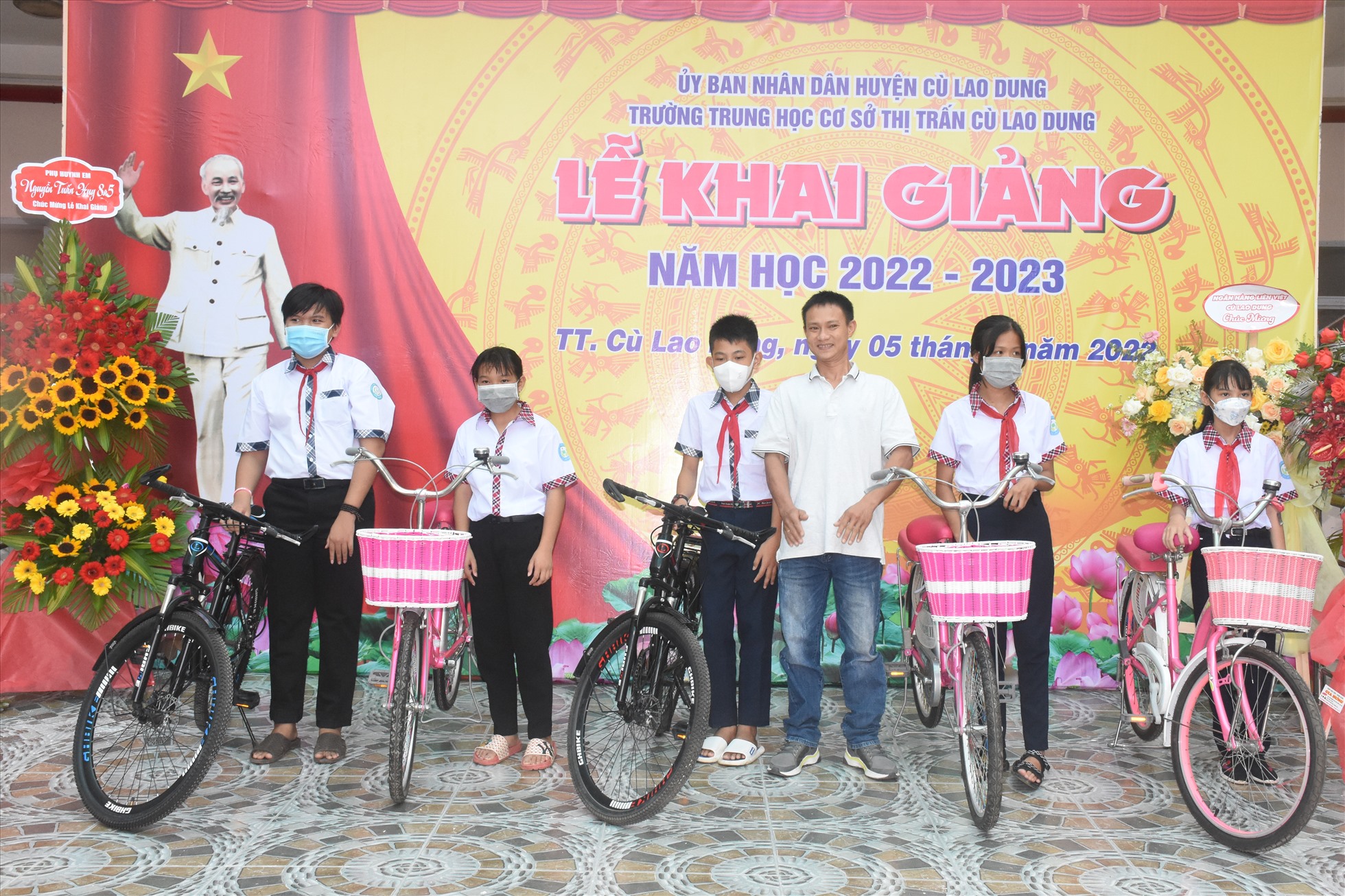 Các em học sinh được trao tặng xe đạp trong ngày khai giảng năm học mới