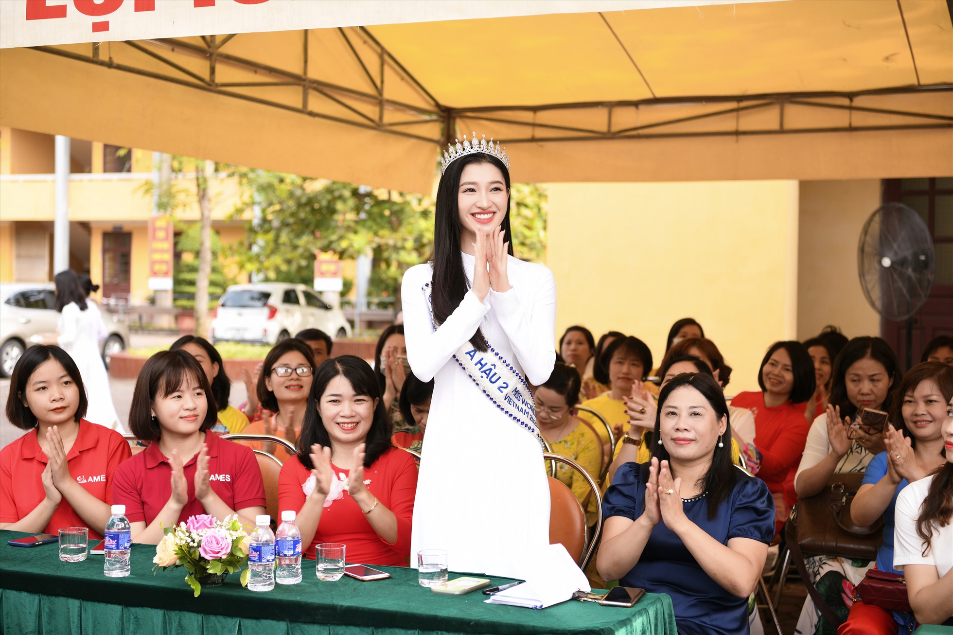 Á hậu Nguyễn Phương Nhi đã có dịp trở về thăm ngôi trường cấp ba của mình sau hai năm tốt nghiệp.Đây cũng là lần đầu tiên cô nàng trở lại quê hương Thanh Hóa sau khi đăng quang ngôi vị Á hậu 2 Miss World Vietnam 2022. Ảnh: NSCC.