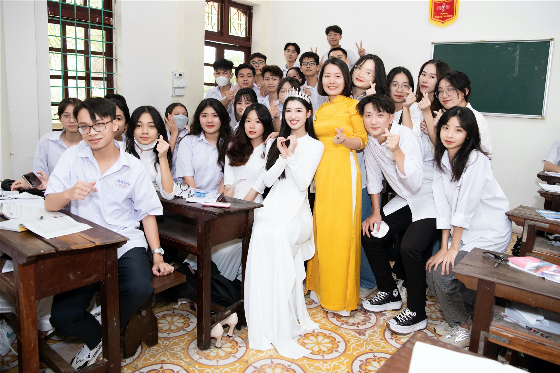 Trong chuyến trở về thăm trường lần này, hình ảnh Á hậu Phương Nhi quây quần trong sự chào đón, yêu mến của các thầy cô, cũng như các em học sinh đã tạo nên những khoảnh khắc gần gũi và đáng quý. Ảnh: NSCC.