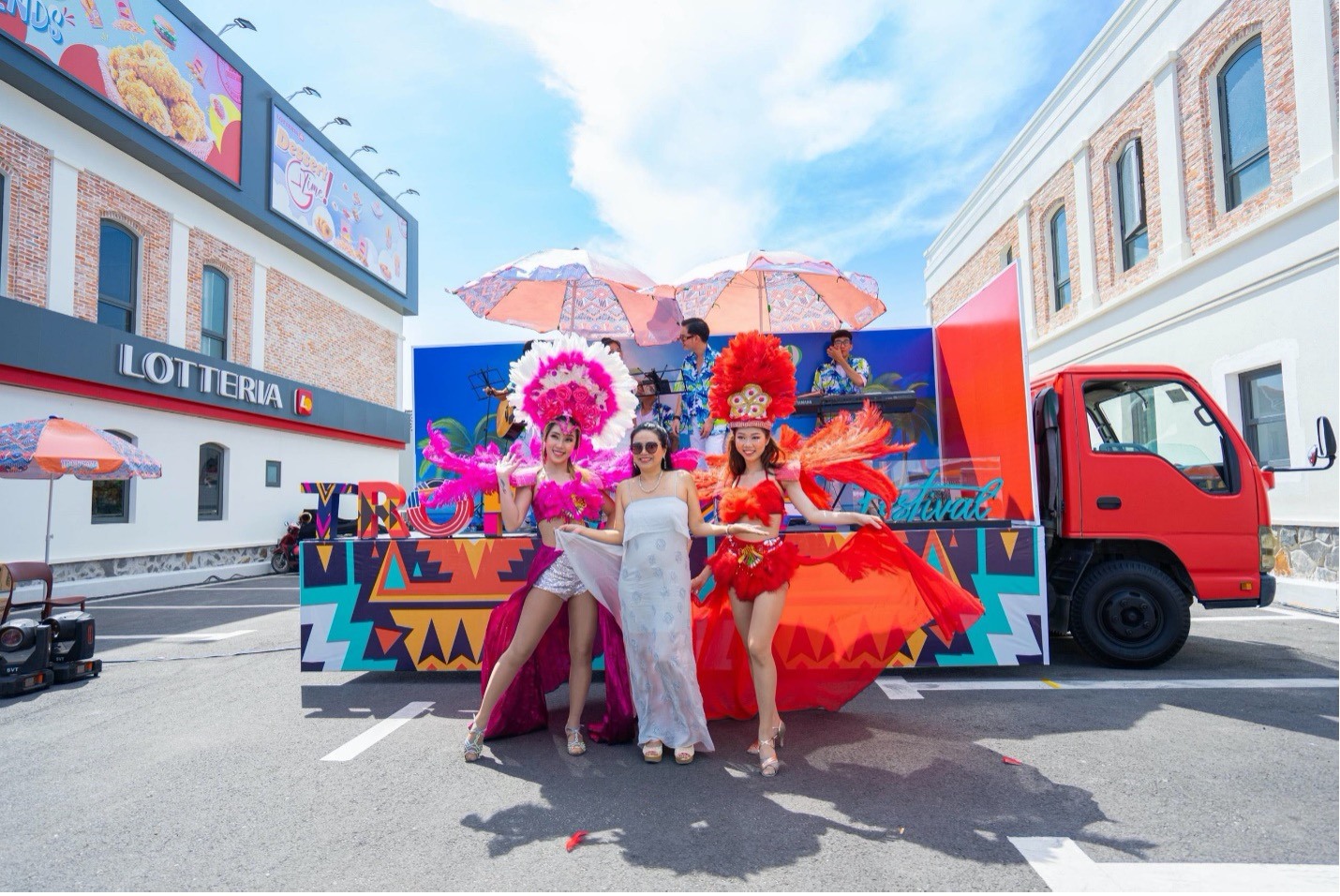 Lễ hội Tropicana Festival vừa diễn ra ngày 1-4/9 tại dọc đại lộ shophouse thuộc NovaWorld Ho Tram thu hút du khách ghé thăm, trải nghiệm .